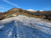21 Salendo i bei pratoni innevati di Cascina Vecchia con vista in Vaccareggio, Menna e Arera innevati